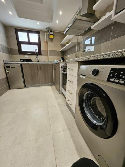 Luxury 2 Bedroom By A1 - 102 Apartment *